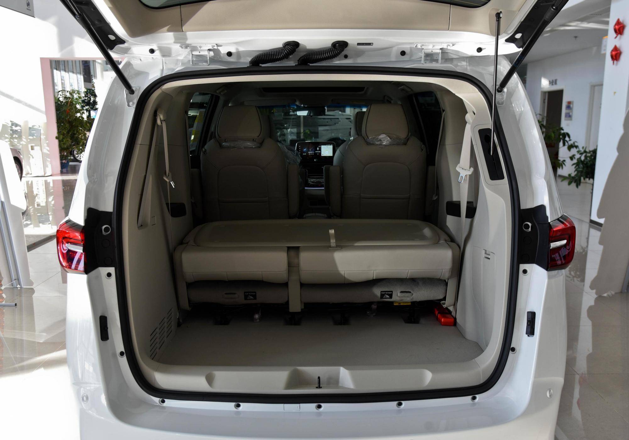 便宜还不减配,大空间大7座油耗进步,销冠级mpv,带你看别克gl8