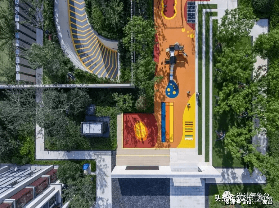 尽量利用消防回车场,消防通道等空间,周边设置座椅,增加居民的户外