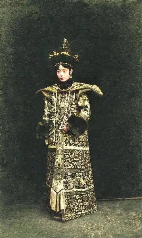 末代皇后婉容罕见照:第1张端庄大气,第4张是她唯一一次穿朝服_溥仪