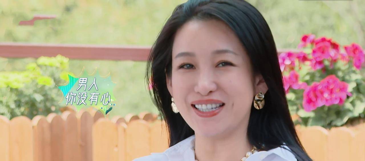 在参加综艺节目时,蒋勤勤还带着一本陈建斌写的诗集,每一首都是为她写