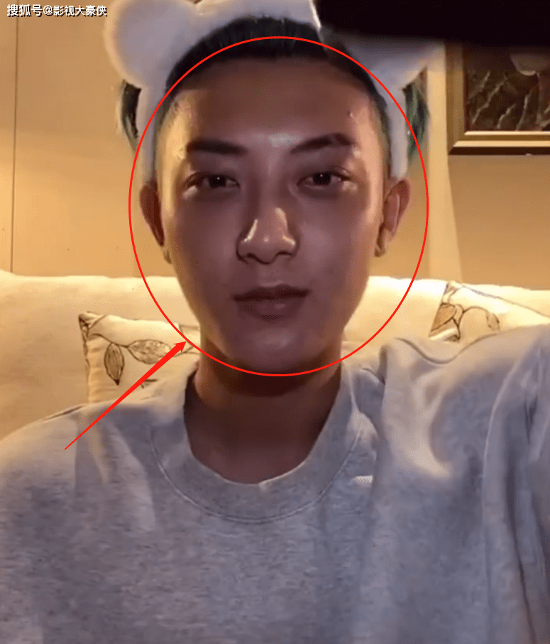 黄子韬直播不开美颜,素颜状态引来热议,这是27岁皮肤的状态?