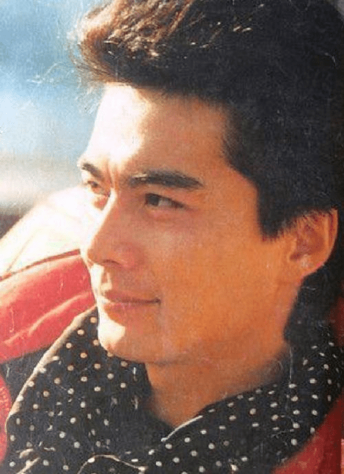 原创老戏骨许亚军历经四段婚姻三婚娶大美女何晴今56岁依旧帅气