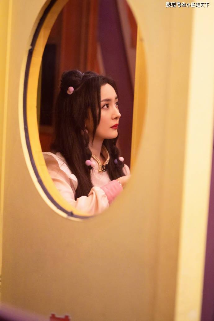 杨幂丸子头可爱写真