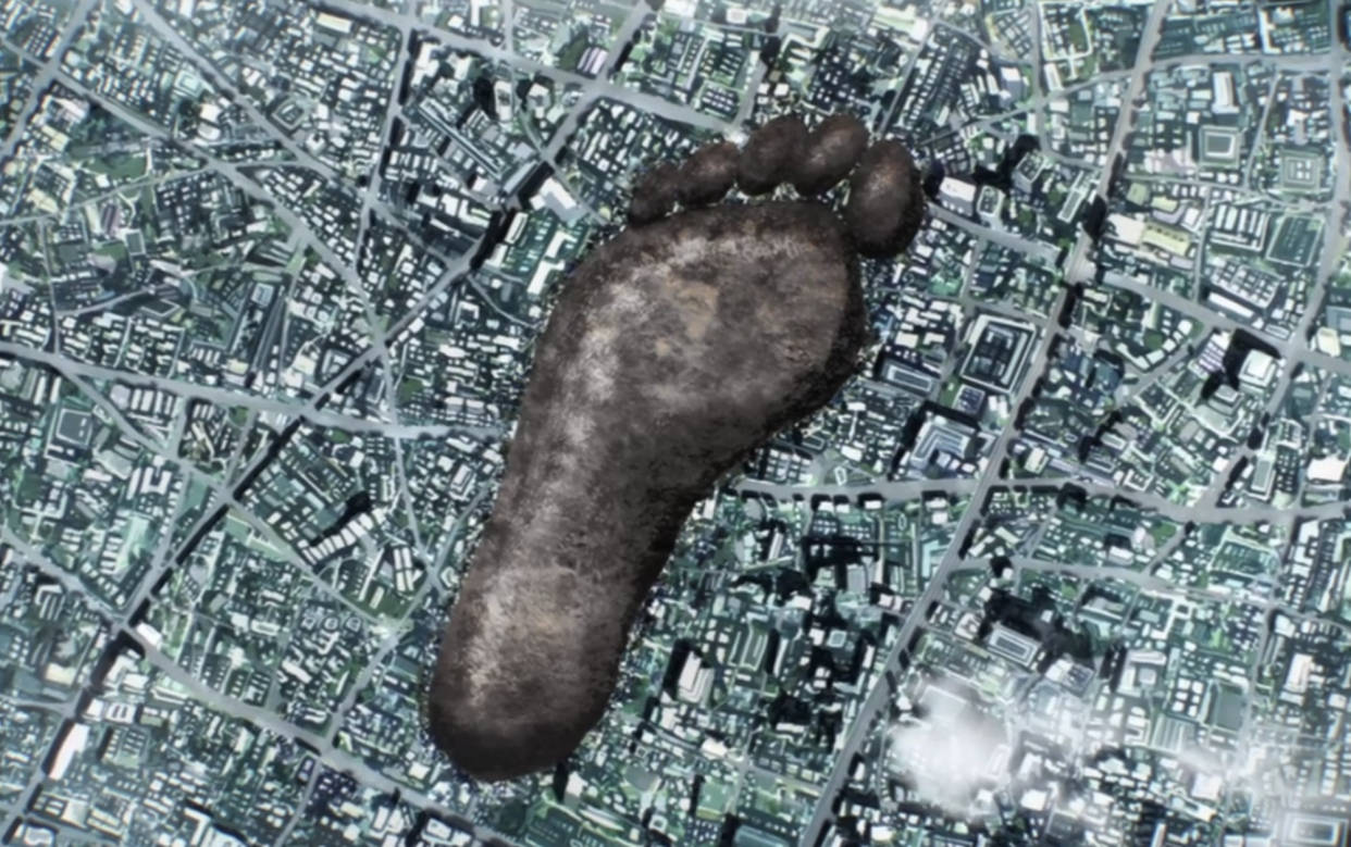 其实有一个很好的对比,就是巨人弟弟的脚印,在动画中横跨了接近三条