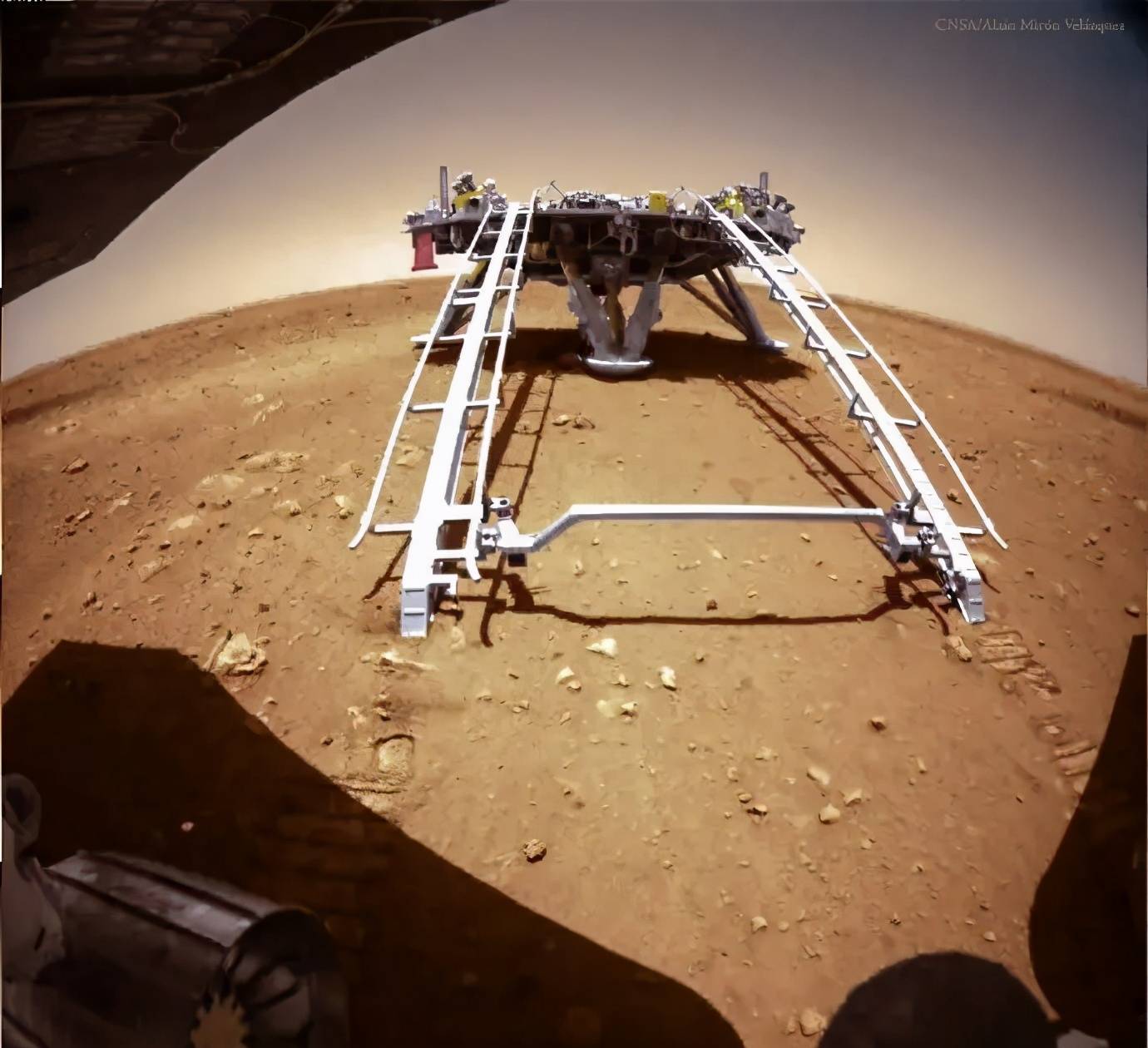 祝融号:太远了,3.2亿公里,回传一张照片要20分钟!_火星