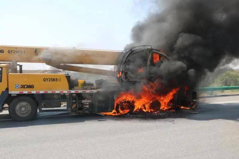 通辽一吊车轮胎爆胎起火,现场浓烟滚滚