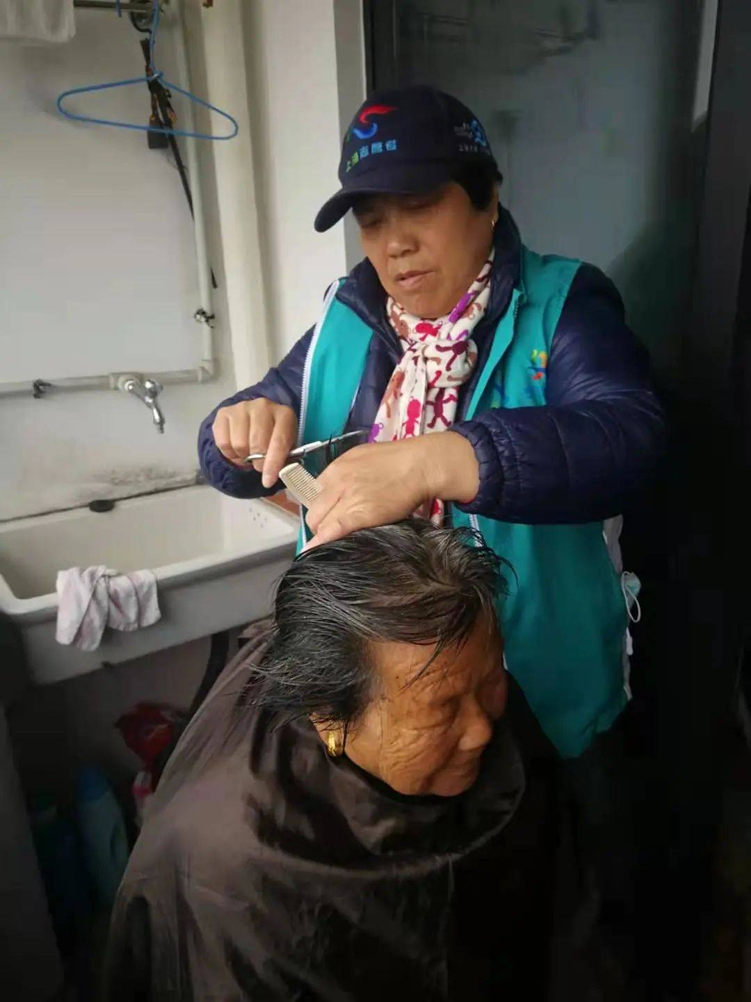 我这个女儿不是亲生却胜似亲生 太贴心了 石秋妹