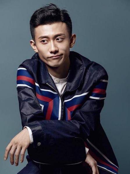 "隐藏"这么多年,张一山父亲原来是他,难怪一直没有公开_张晓五