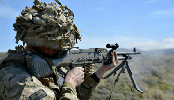 原创l7a2通用机枪有多强每分钟射击750发子弹最大射程拓展至1800米