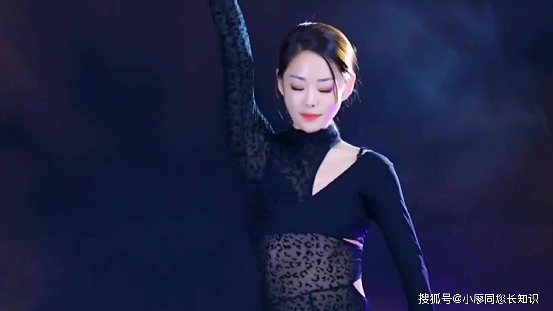 美女身穿透视上衣跳舞真迷人