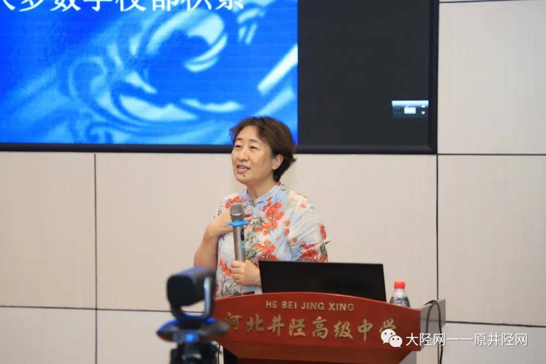 县教育局局长冯建军,井陉一中校长毕增亮陪同顾明远教授考察校园