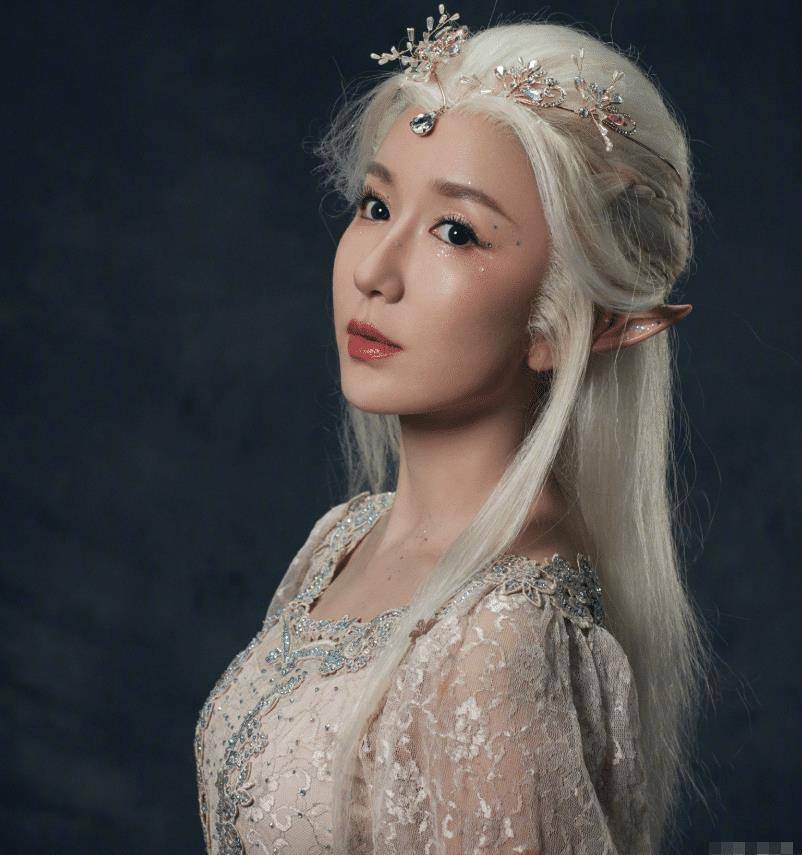 娄艺潇加盟演员请就位晒精灵装照片粉丝造型太飒了