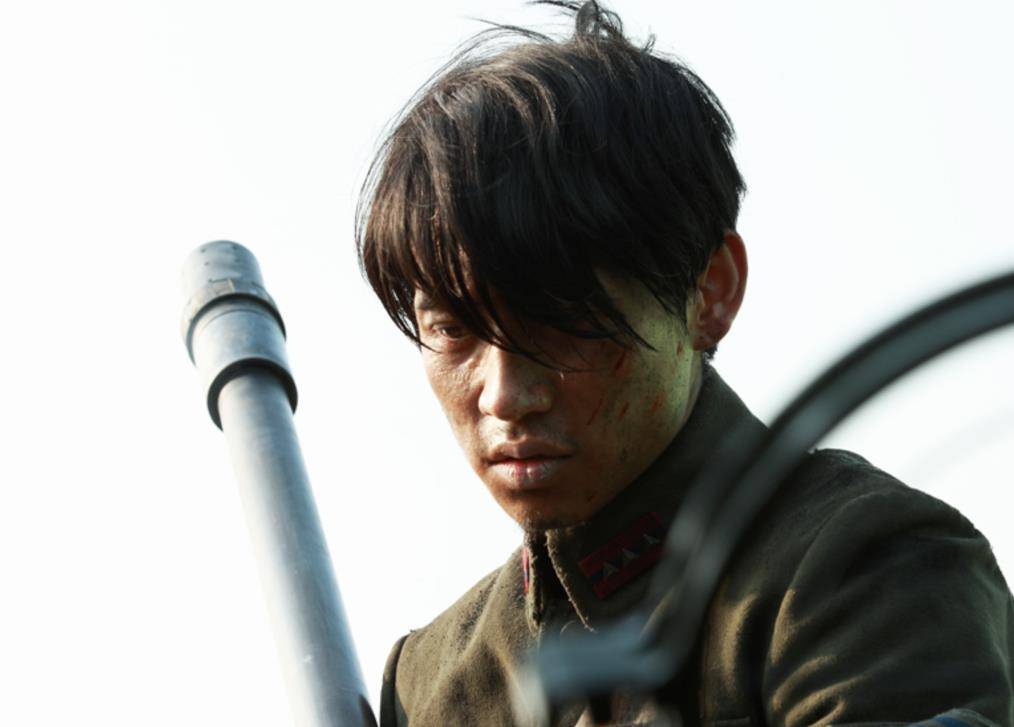 原创八佰为何让人哭王千源三个小动作背后全是故事