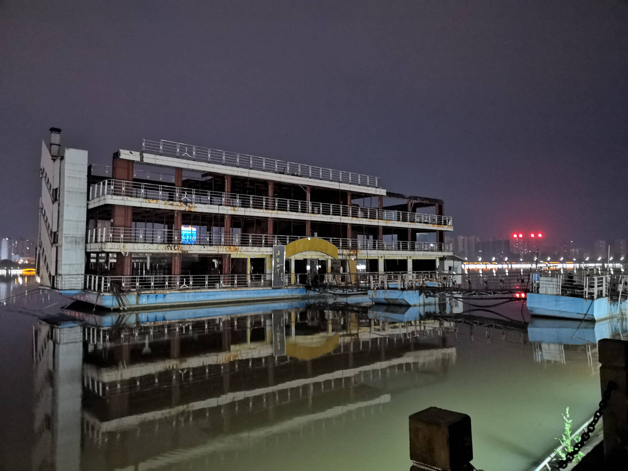 汉江百万豪华渔港饭店正式拆除,网友:看着有点可惜_渔船