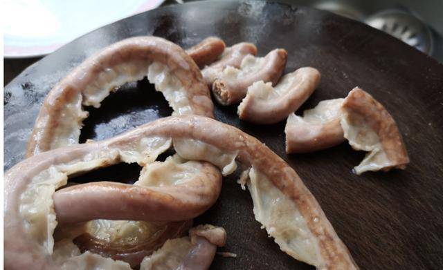 这广东的特色美食,深受本地人的喜爱,但是外地人表示很难接受_粉肠