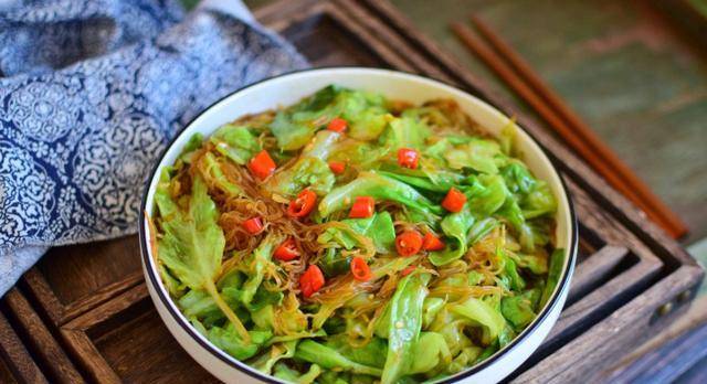 10月多吃此菜 5块钱炒一大盘 维生素c比白菜高一倍 要多吃 包心菜