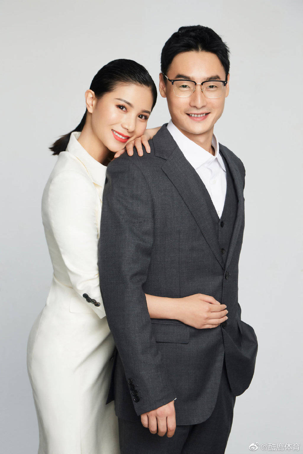 郎才女貌!中国奥运冠军夫妇携手拍摄写真大片,甜蜜依偎幸福满溢