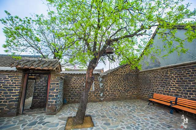 山东龙口有一座传统古村落,村中房屋有上百年历史,充满地方特色