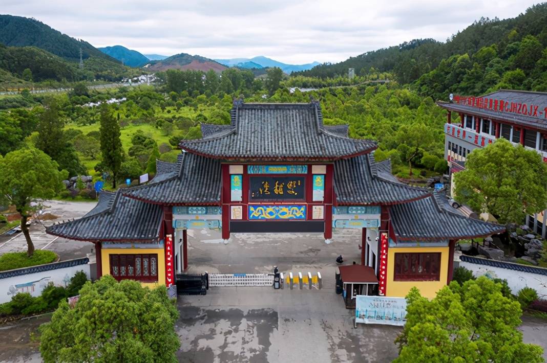 景德镇至瑶里公路),交通十分便利,昌江支流(东河)贯穿而过,园区面积