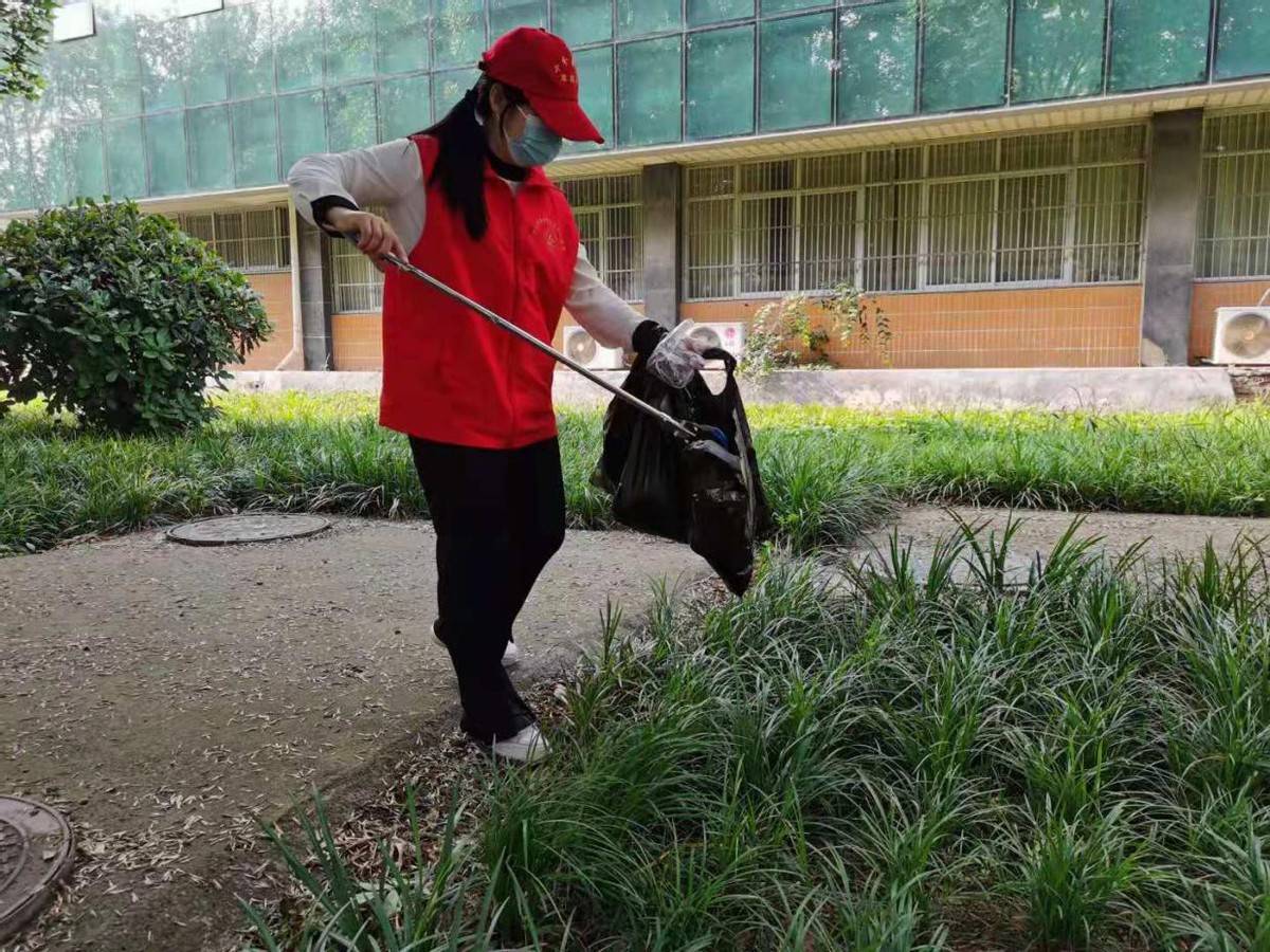 濮阳市第十中学十分美好志愿者服务队开展"我为社区做贡献"党员志愿者