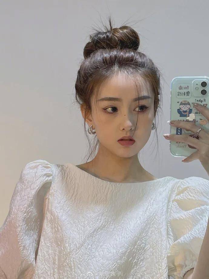 网红圈真人版芭比娃娃16岁在快手走红成为一姐