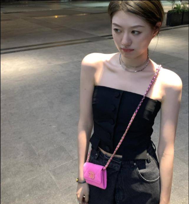 张国政和女友去体检中心被偶遇女友打扮时尚张国政穿拖鞋肤色黑被吐槽