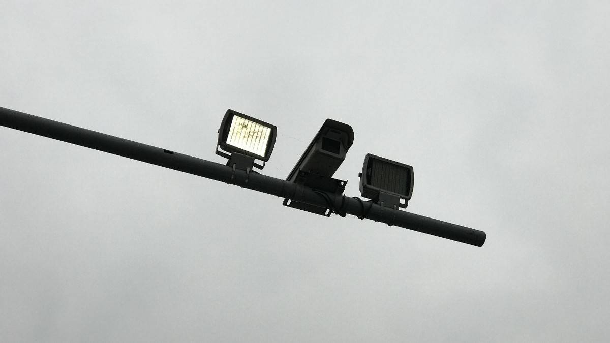 电子眼是最常见的摄像头,只要是车流量大的地方都会出现它,这种摄像头