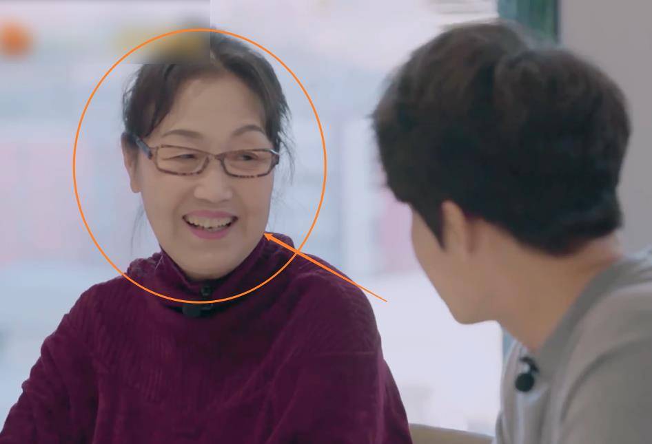 原创张铎妈妈和儿子聊天满脸笑容当陈松伶加入后变脸速度让人看呆