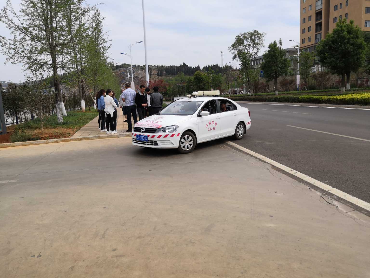 科三考试被安全员踩刹车挂科小伙忍无可忍拿起钢管就砸下去