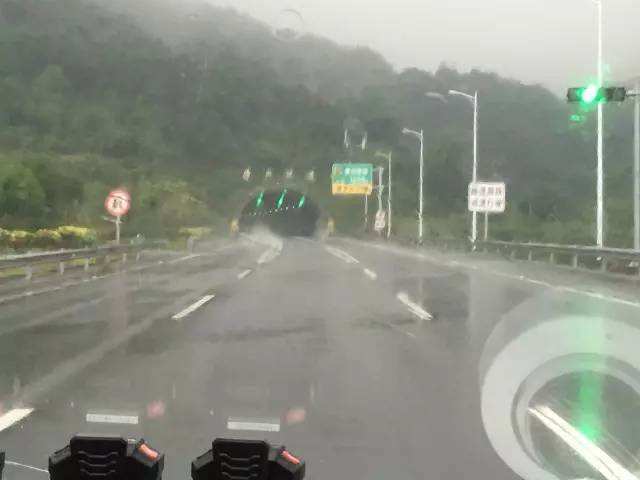 高速下暴雨开车怎么办 c791acfd743c4e42bbc5b28ca636e8ee.jpeg