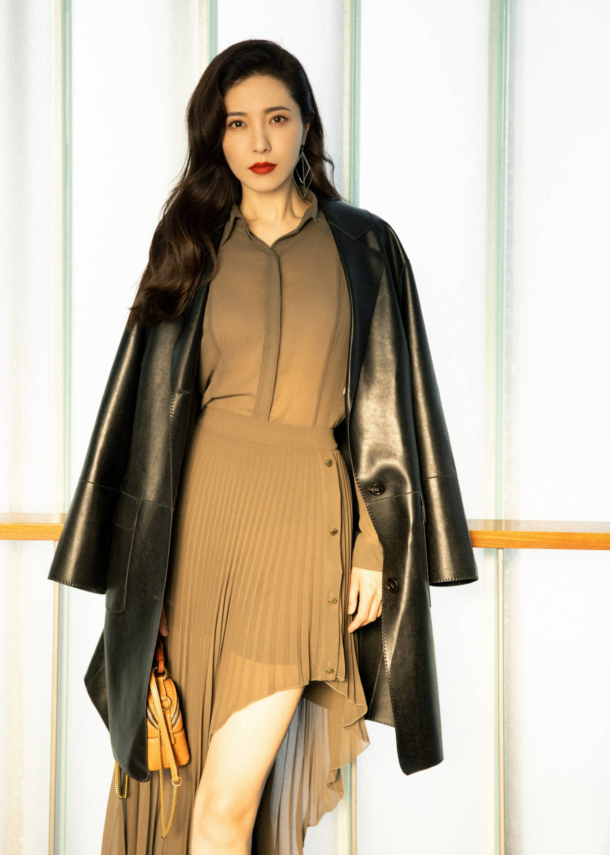 曾黎真女明星出街皮衣长裙美艳慵懒红唇卷发又a又飒