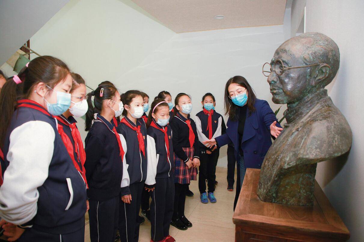 灯市口小学学生走进商务印书馆参观 朱博 摄