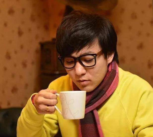 据说,现在的孟智超已经转战幕后,自己开了公司做老板.