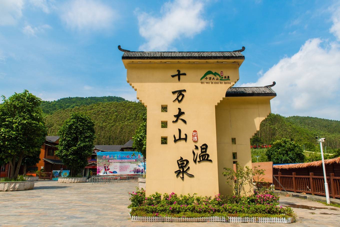 十万大山布透温泉,神水奇缘,天赐蓝泉,水质好到可以直接当矿泉水饮用!