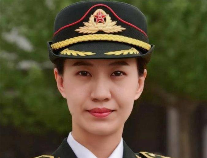 儀仗女兵隊長程誠:6小時軍姿,8斤負重訓練,膝蓋積水仍堅持練習