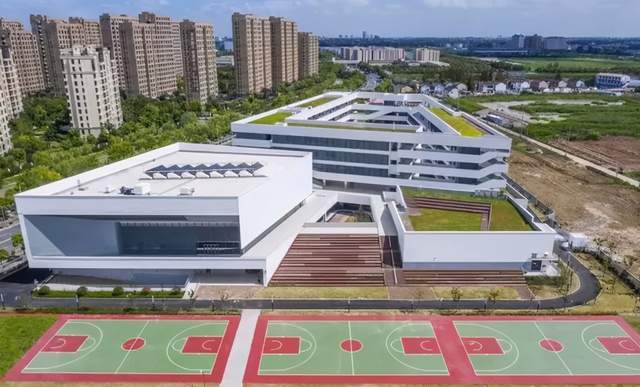 滴水湖馨苑三期北侧,税务局大楼西侧(紫荆花路与申港大道交叉口),门牌