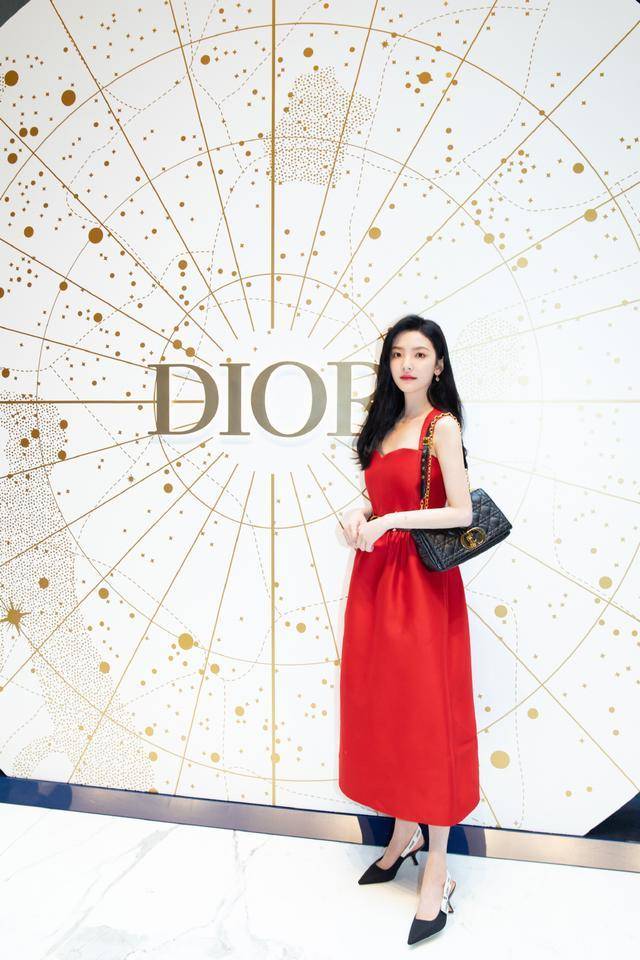 原创章若楠的初恋脸真减龄穿红裙配大波浪扮成熟也不像阿姨