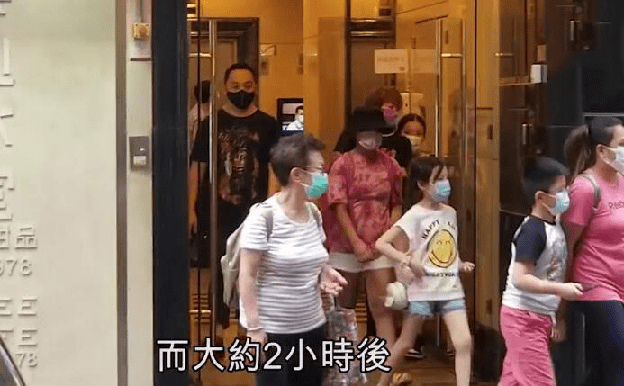 原创霍汶希11岁女儿罕见曝光看到镜头即刻躲助手身后生父至今是谜