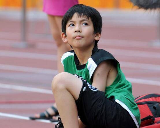 祖孙三代从艺 颜值不输老爸被调侃有股孜然味_景天一