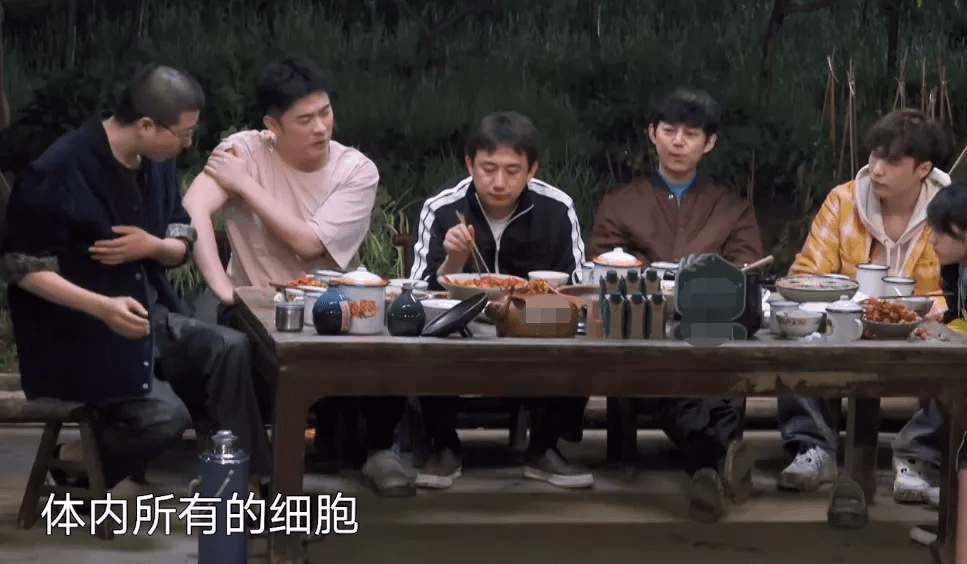 《向往5》連飯都不好吃了？7個人吃一鍋蝦還有剩，黃磊臉色難看 娛樂 第1張