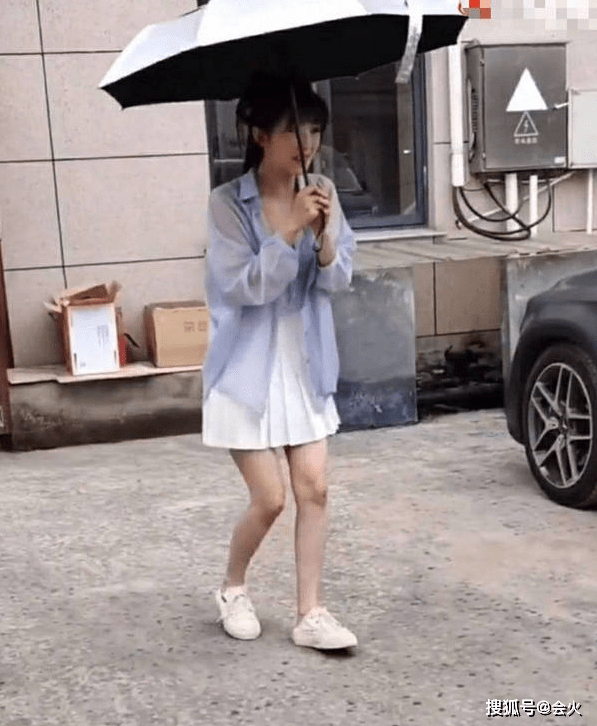 张含韵被多名男代拍拍裙底!对方猥琐直言“好腿”