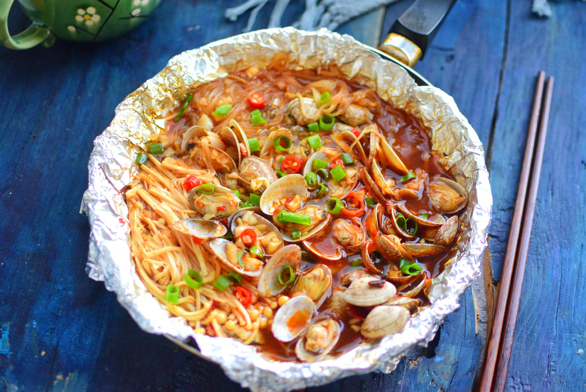 洋葱1小块,姜3片,豆瓣酱2勺,蚝油2勺,料酒1勺,生抽2勺自制花甲粉一个