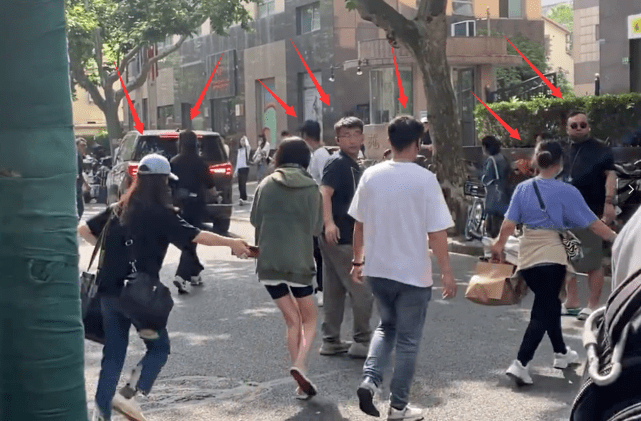 杨幂拍戏被偶遇,穿短裤秀纤细美腿