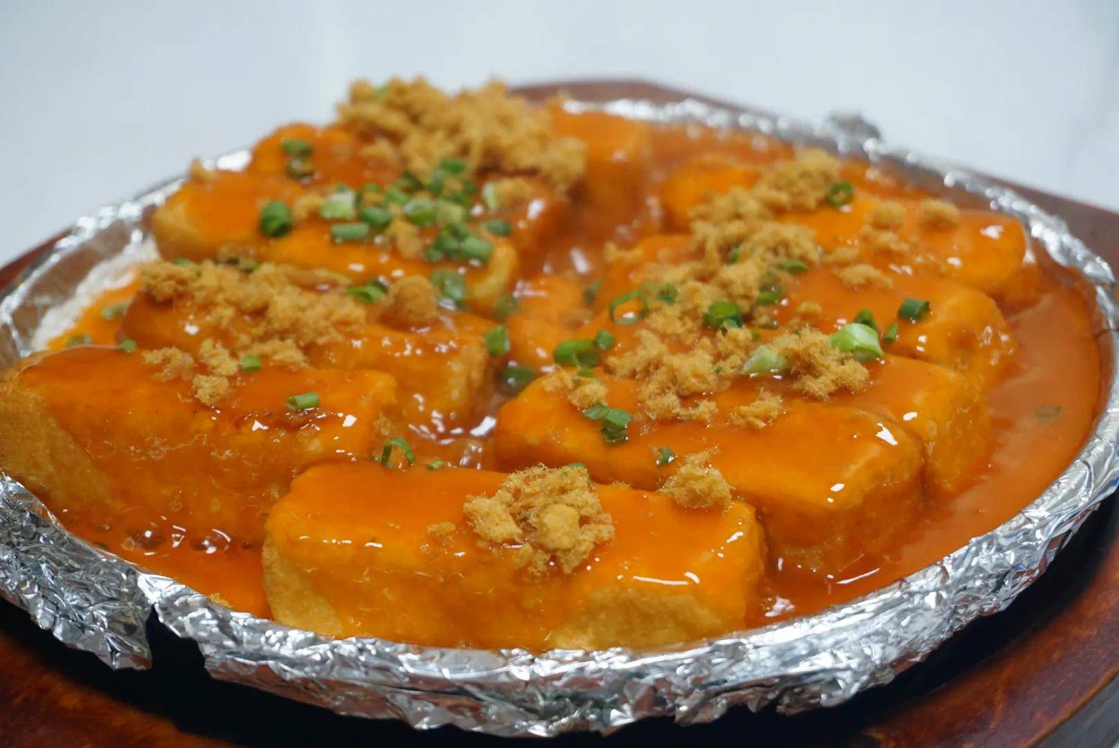 盐焗鸽子 上桌时候还是锡纸包裹,待打开锡纸,那香味飘出是阵阵的诱惑