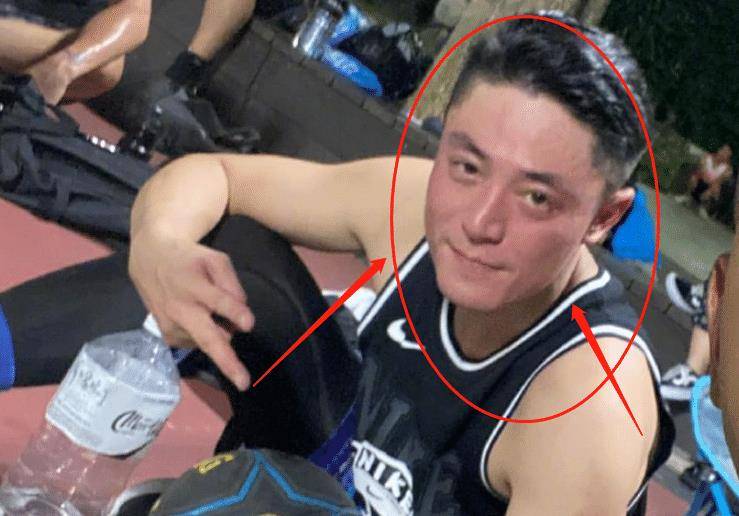 霍建华与好友打篮球,晒出合照,唯独他的脸红彤彤像喝了酒_运动