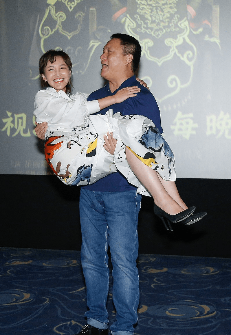 原创郭靖宇夫妻太恩爱了学年轻人玩公主抱只差一岁却好似老夫少妻