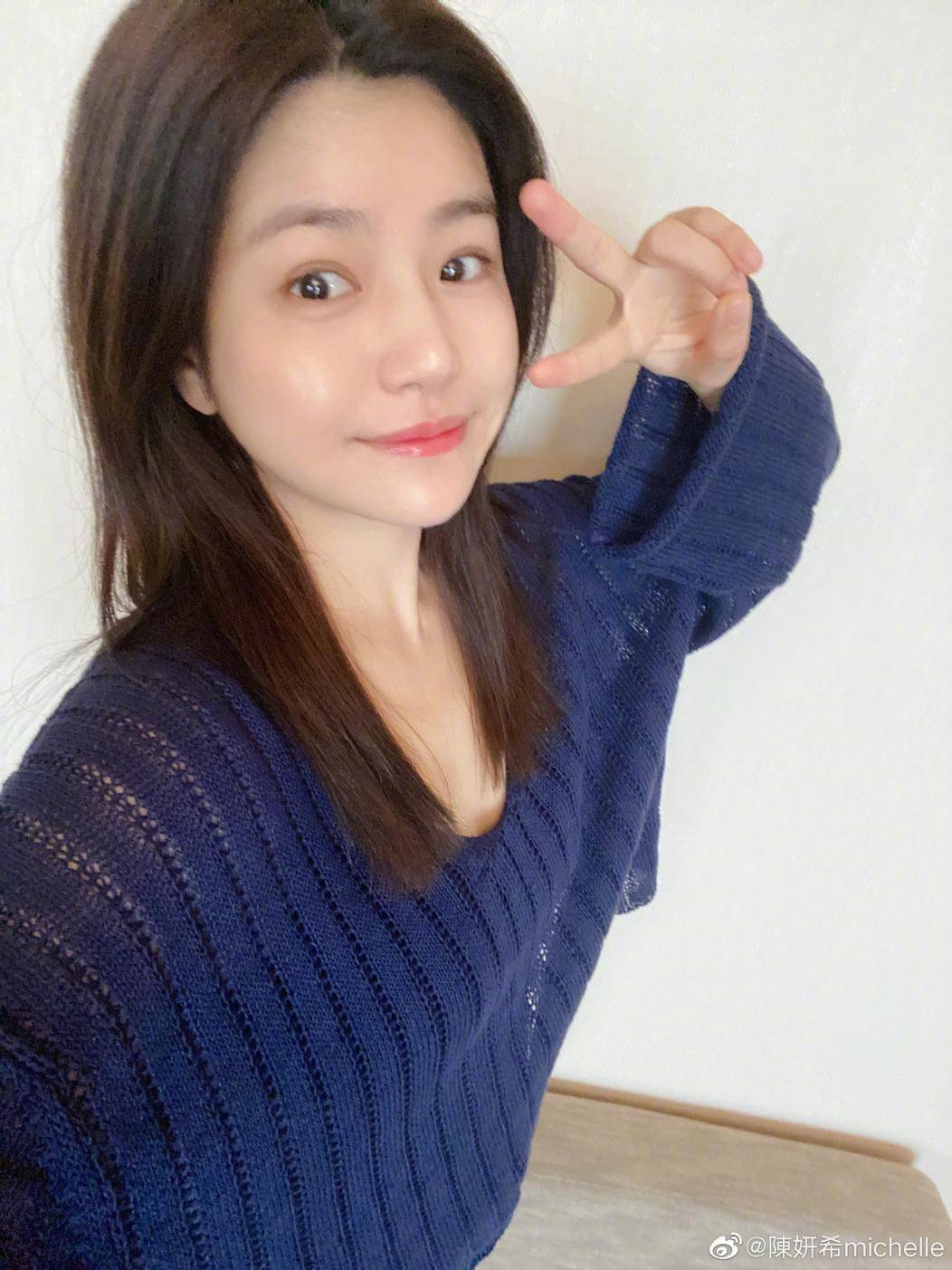 原创陈妍希晒剪刀手素颜照庆生素颜皮肤无瑕疵陈晓忙拍戏发文祝贺