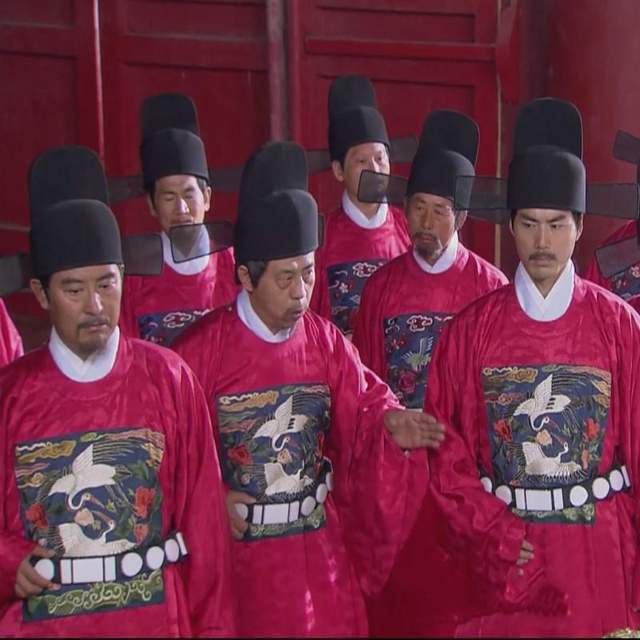 明朝文官穿的官服上飞禽有九种,分别代表高低不同的官职.