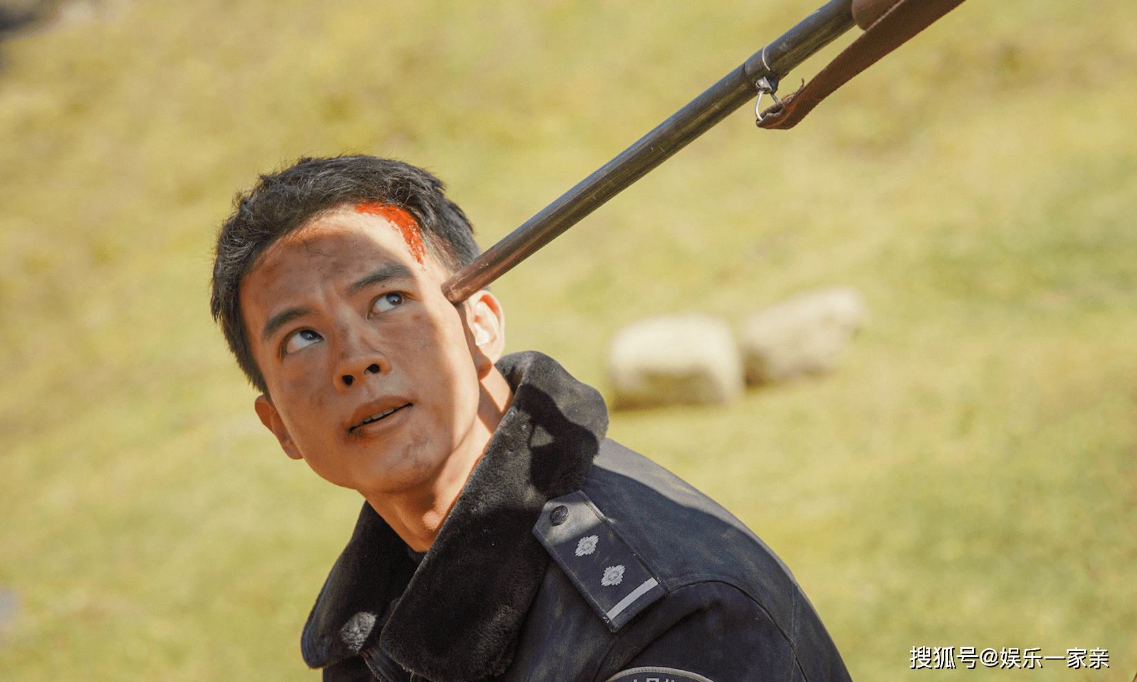 意外坠马,靠吃雪提神,真刀真枪拍摄的《猎狼者》