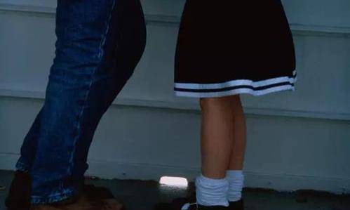 女童在电梯内被大叔猥亵却毫不抵抗性教育从来都要趁早